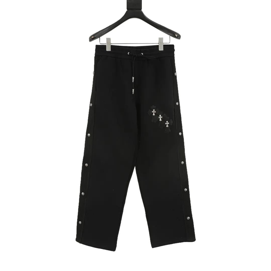 🅿️390 CH/Cro Heart Cross patch embroidered trousers. The fabric is made of custom woven composite fabric. It is dyed and then treated with wool. It is silky and super soft compared to the original version. The fabric texture has clear and obvious strands and excellent drape. The exquisite workmanship has reached foreign trade export standards. The cross on both sides of the front panel is embroidered with Sanskrit. It is fashionable and individual. It is super versatile and good-looking. It is a must-have for fashionable men and women. It is unparalleled in terms of upper body comfort. size：XS-L